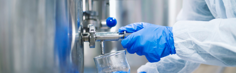 No debe confundirse el agua potable con el agua destilada. El agua destilada es de uso frecuente en laboratorios y en industrias