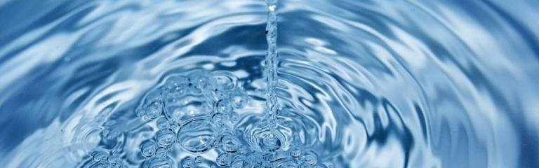 La calidad del agua que consumen las empresas y el público en general tiene un impacto directo y profundo