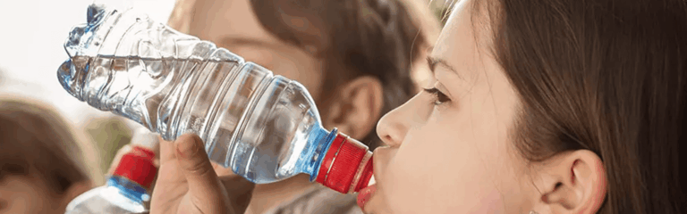 Proporcionar agua purificada en entornos escolares no es solo una cuestión de conveniencia.
