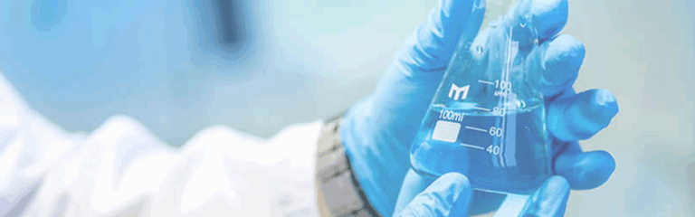 La versatilidad del agua le otorga múltiples roles dentro de la industria química.